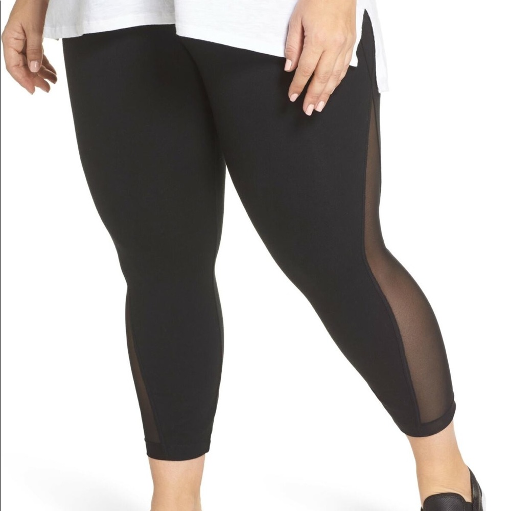 Lyssé Black Capri Leggings With Mesh Panel | 1X